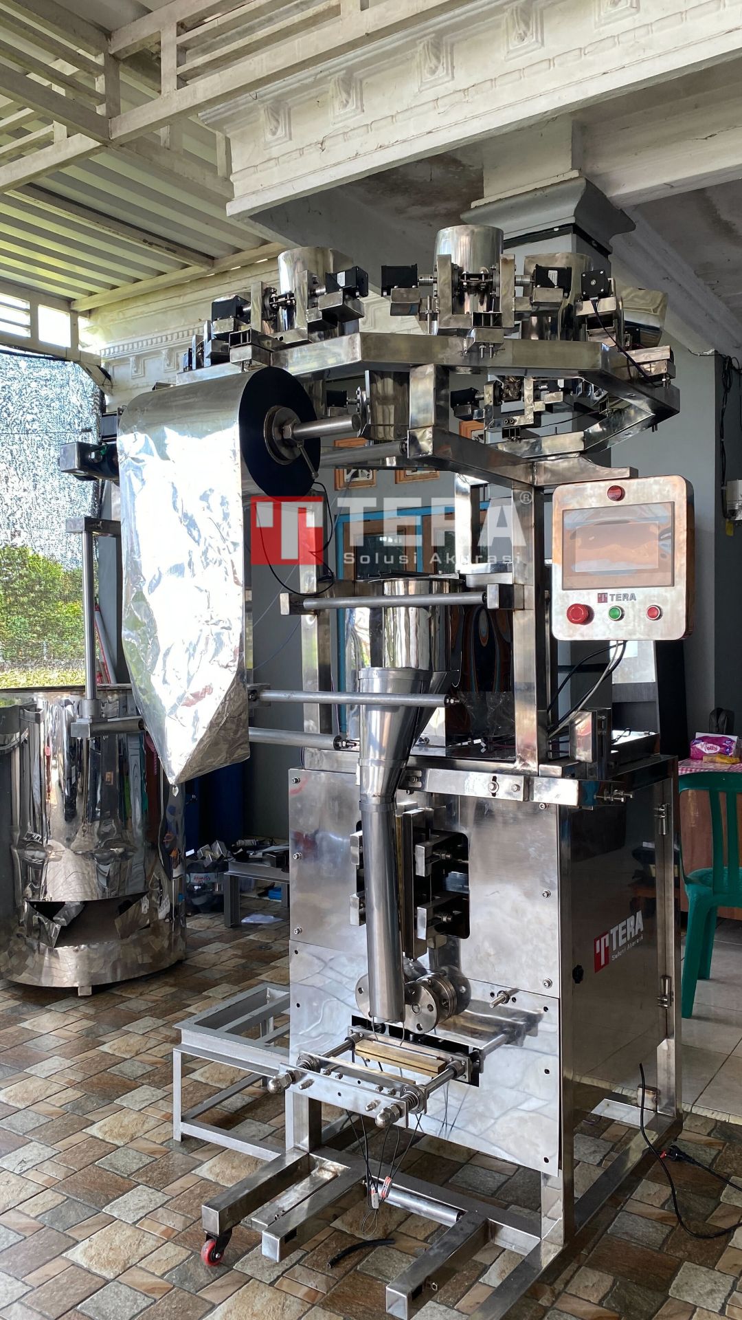 mesin pengemas sachet center seal weigher